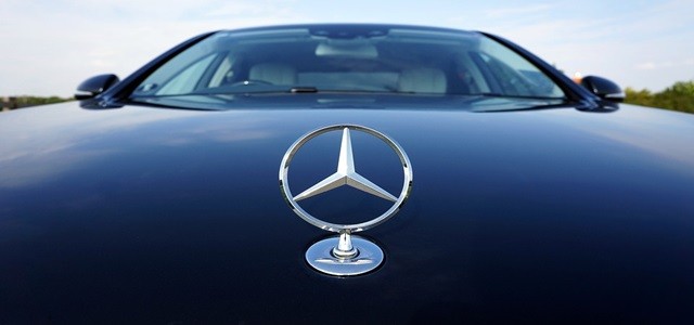 U.K. law firm accuses Mercedes-Benz of cheating emission tests